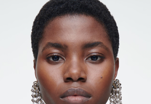 Ő az a színésznő, aki a 2024-es ünnepi szezon új stílusikonja: Saoirse Ronan eddig láthatatlan volt, most igazi üstökös