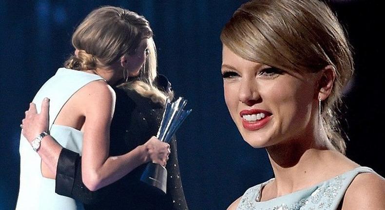 Taylor Swift hugs mother at 2015 ACM Awards in Texas