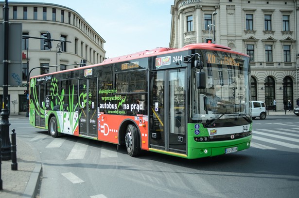 EKO-linię będzie obsługiwać tylko jeden autobus, który po przejechaniu 50 km musi zjechać z trasy do ładowarki znajdującej się na al. Unii Lubelskiej obok Zamku. fot. (wp/cat) PAP/Wojciech Pacewicz