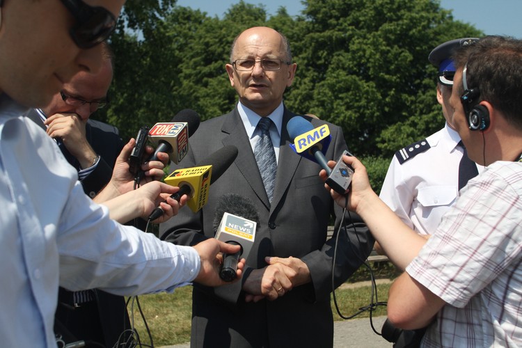 Krzysztof Żuk jest prezydentem Lublina. Zasiada w radzie nadzorczej spółki handlowej Polskie LNG w Warszawie oraz w radzie PGE S.A w Warszawie. Poza prezydencką pensją zarobił 82,7 tys. zł.