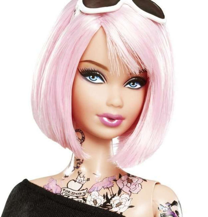 Lalka Barbie z tatuażem