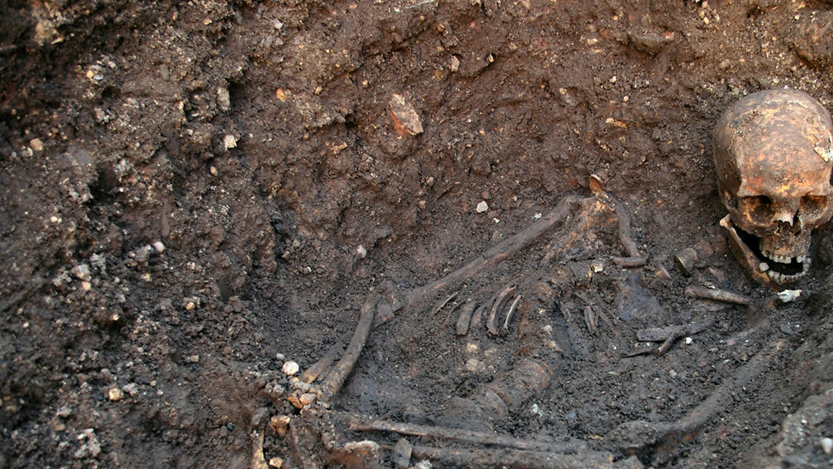 Pochowany w anonimowym grobie, nagi, bez żadnych insygniów władzy — a jednak szkielet znaleziony pod miejskim parkingiem w Leicester jesienią 2012 r. "ponad wszelką wątpliwość" należy do króla Anglii Ryszarda III. Brytyjscy naukowcy potwierdzili to za pomocą badań DNA.