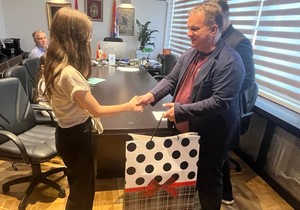 Ministar Stanković uručuje kompjuter Dragani Gavrilović