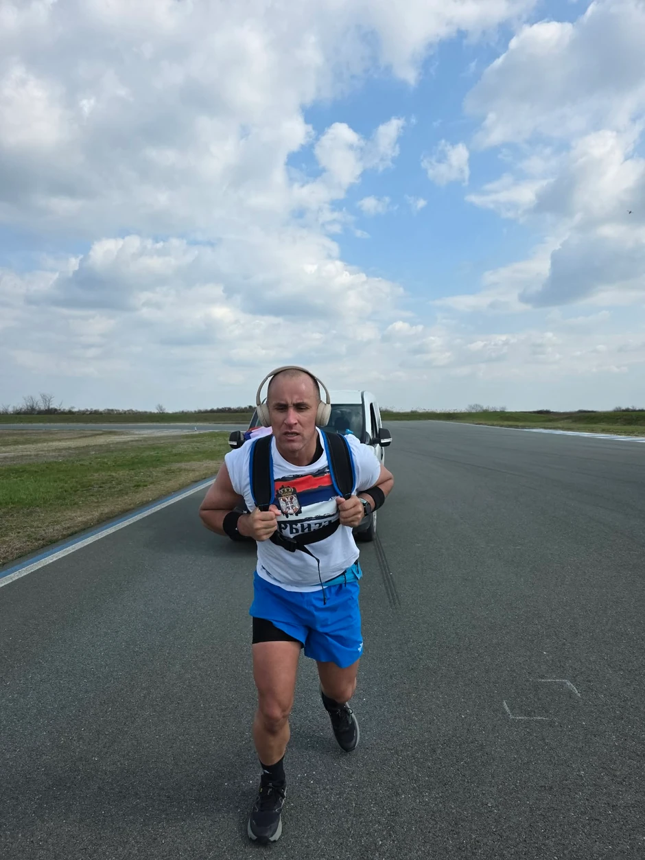 Marko Nikolić vuča auta 24 časa u Beogradu