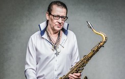 Maciej Maleńczuk w nowym, zaskakującym wcieleniu 'dla idiotów'