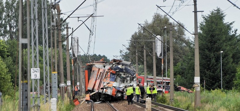 Tragedia na torach. Ciężarówka zderzyła się z pociągiem. Dzieci wśród poszkodowanych [ZDJĘCIA z miejsca wypadku]