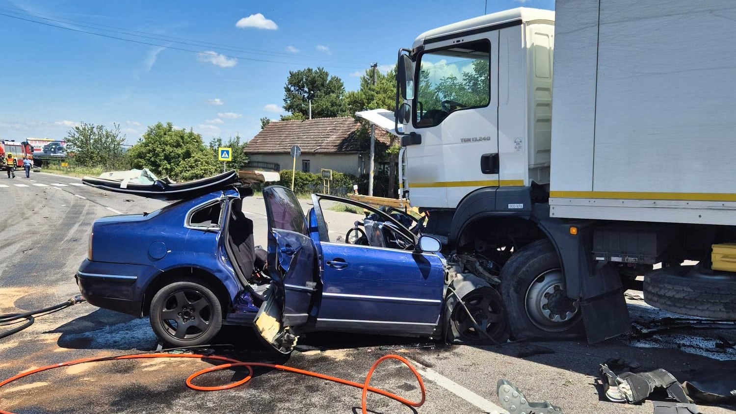 Následky tragickej dopravnej nehody na ceste medzi obcami Jelšovce a Výčapy - Opatovce