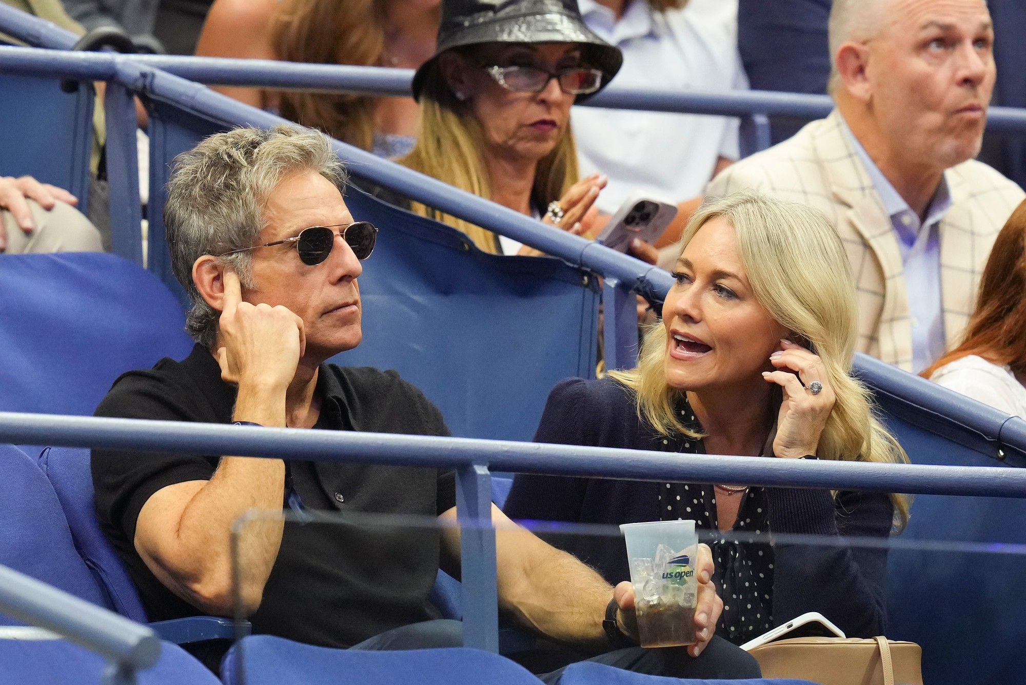 Americký herec Ben Stiller (vľavo) a Christine Taylor počas mužského finále US Open 2025.