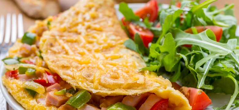 Omlet z serem brie, pomidorem i świeżymi ziołami. Śniadanie od Jakuba Kuronia