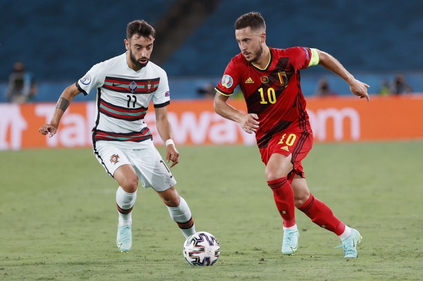 Bruno Fernandes (L) i Eden Hazard (P) podczas meczu Belgii z Portugalią