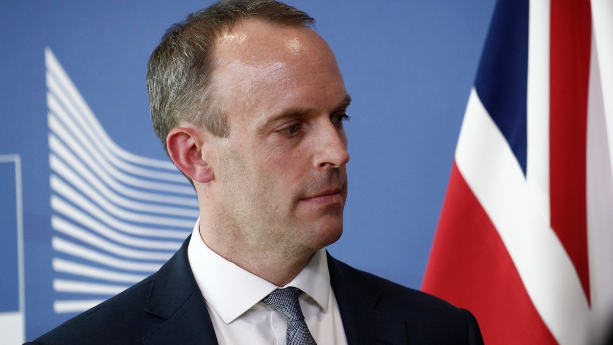 Brytyjski minister spraw zagranicznych Dominic Raab potępił w piątek wieczorem zatrzymania dziennikarzy - w tym z BBC - do których doszło poprzedniego wieczora w Mińsku. Wezwał władze białoruskie do zaprzestania ataków na dziennikarzy.