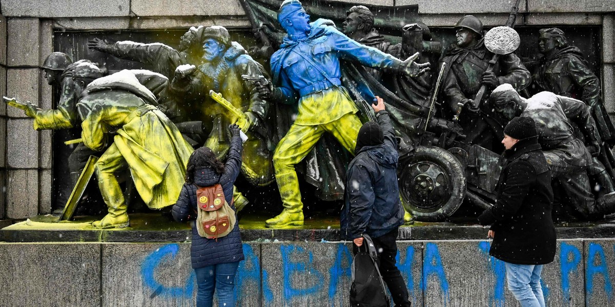 Pomnik żołnierzy radzieckich w Sofii przemalowywany w barwy ukraińskiej flagi.