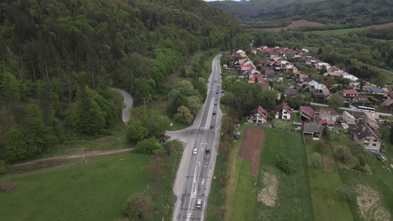 Cesta I/66 pri Šalkovej pred začiatkom stavebných prác na predĺžení rýchlostnej cesty R1 z Banskej Bystrice po Slovenskú Ľupču
