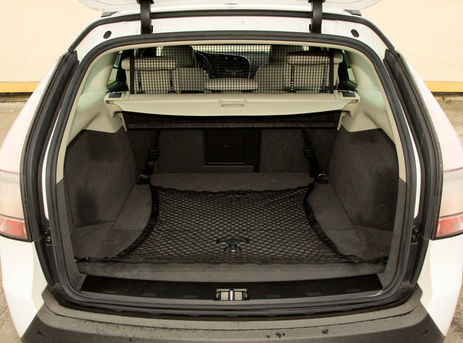 Saab 9-3X - szwedzka stal gotowa do przygody. Dzielnie zwalczy dziki teren, choć woli asfaltowe bulwary. Mogą być dziurawe jak sito - czyli idealnie sprawdza się na polskich drogach...