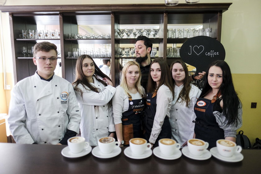 Tu szkolą baristów, dorożkarzy i spawaczy