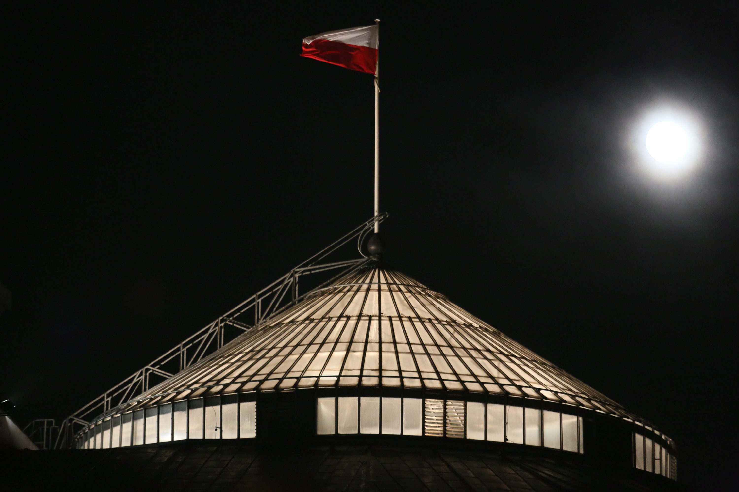 Nowy sondaż: KO wyprzedza PiS, Hołownia poza Sejmem