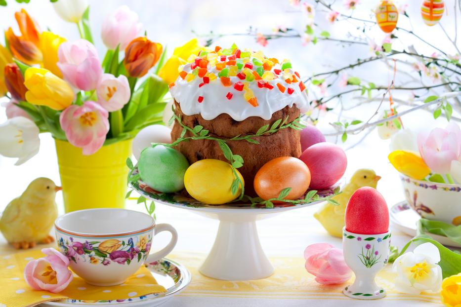 Ha néhány festett tojás rakunk a torta köré, máris ünnepivé varázsolhatjuk a legegyszerűbb desszertet / Fotó: Shutterstock