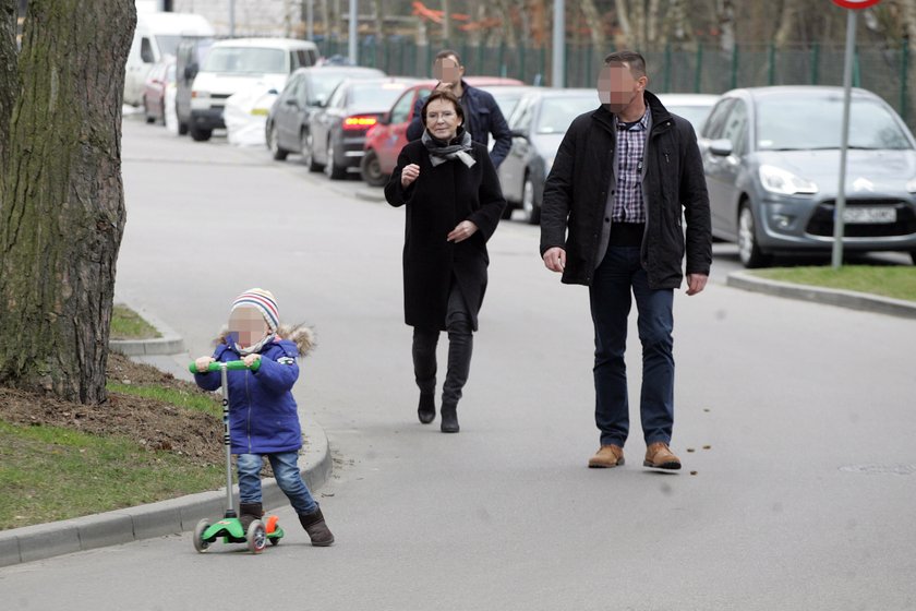 Spacer z wnukiem pod ochroną