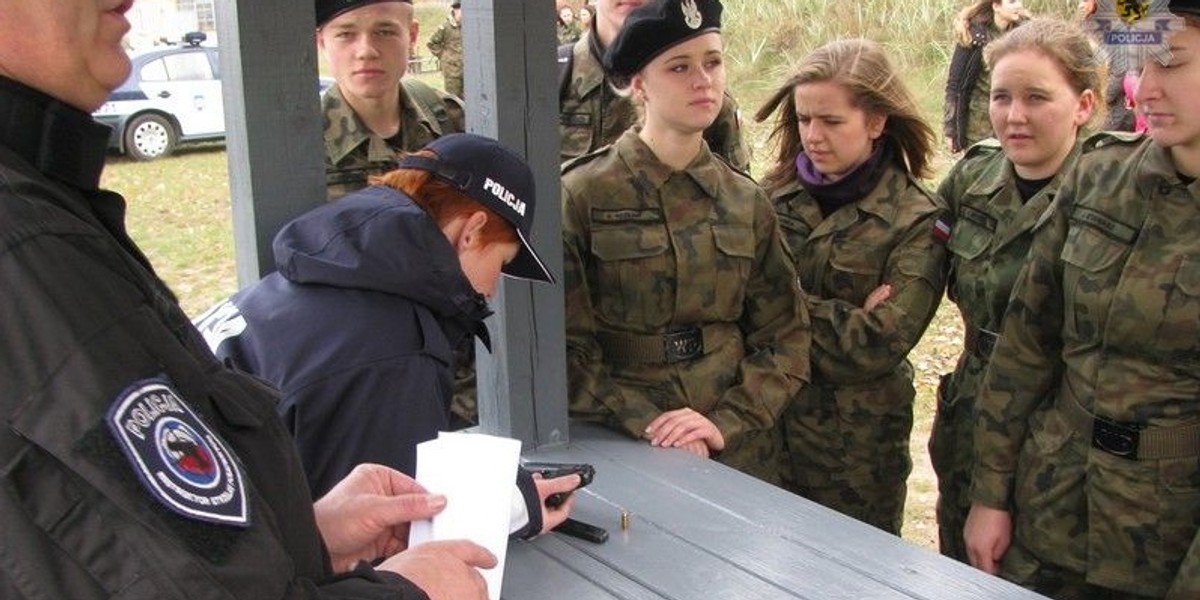 Policjanci pokazali uczniom broń