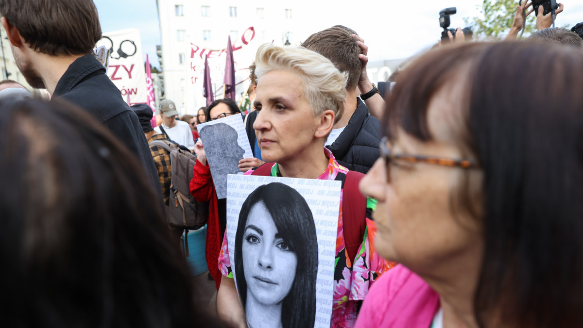 Posłanka Lewicy Joanna Scheuring-Wielgus podczas protestu Strajku Kobiet pod hasłem "Ani Jednej Więcej. Przestańcie nas zabijać" w Warszawie