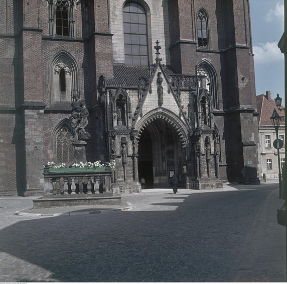Wrocław, wejście do odbudowywanej katedry św. Jana Chrzciciela, 1968 r.