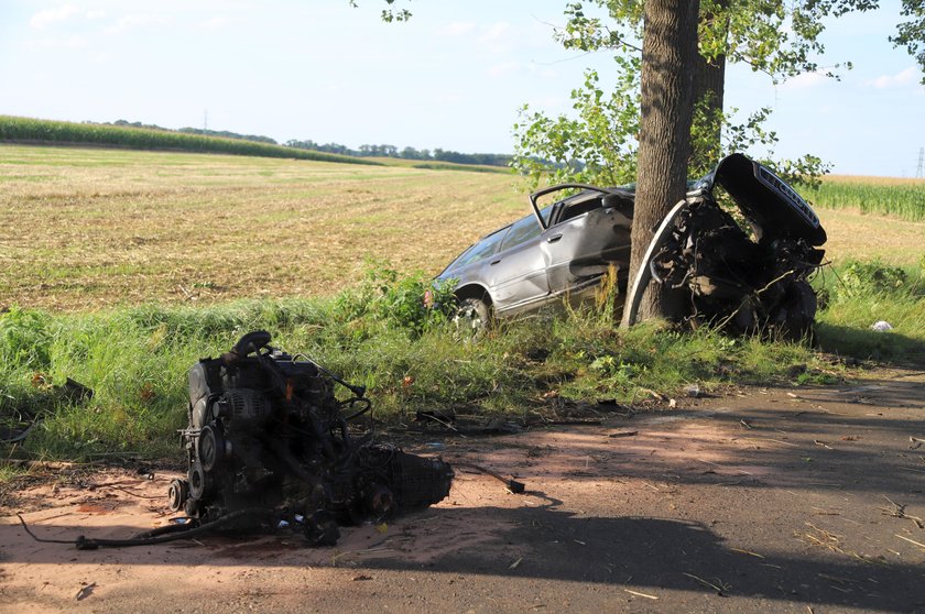 Horror na drodze. Z auta wypadł silnik