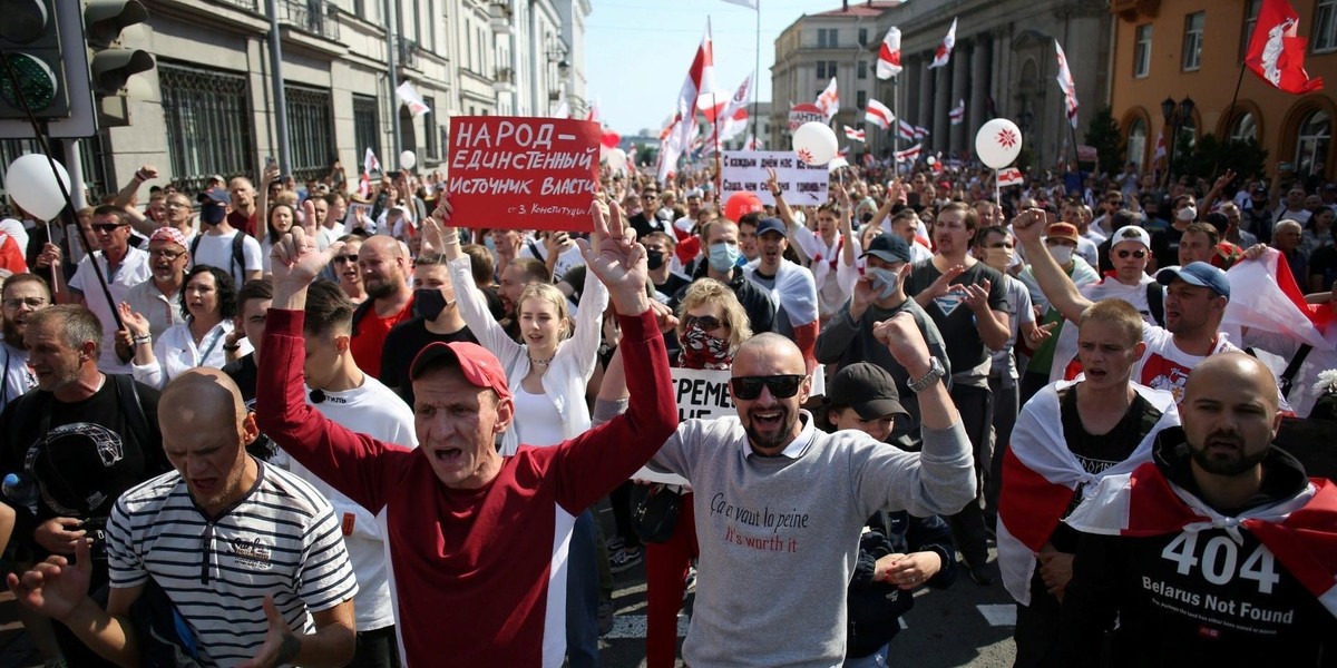 Białoruś: milicja brutalnie pacyfikuje protesty w Mińsku