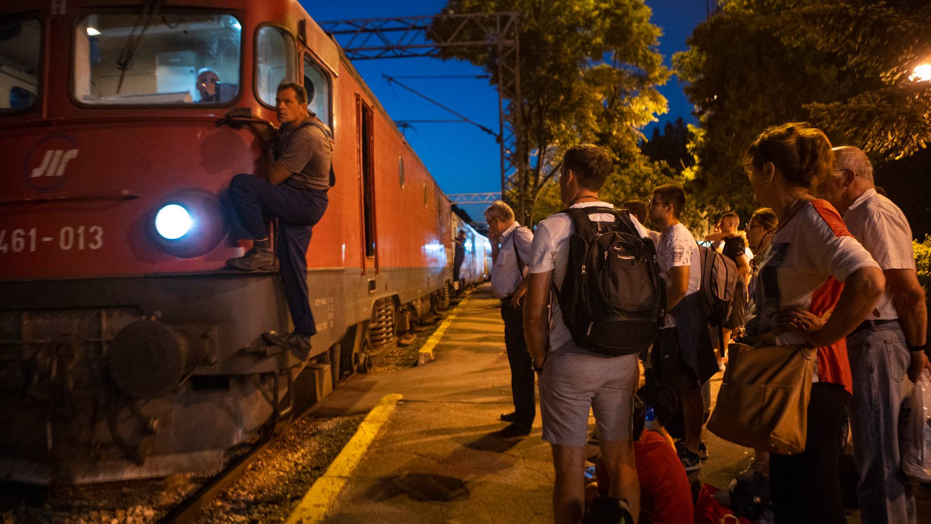 Moja 24 sata u vozu Beograd-Bar - kultna maršuta kroz objektiv fotoreportera  