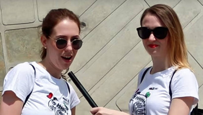 A szexről a nyílt utcán: Budapesten járva az ideális farokméretről kérdezősködött a két fiatal lány - videó (18+)
