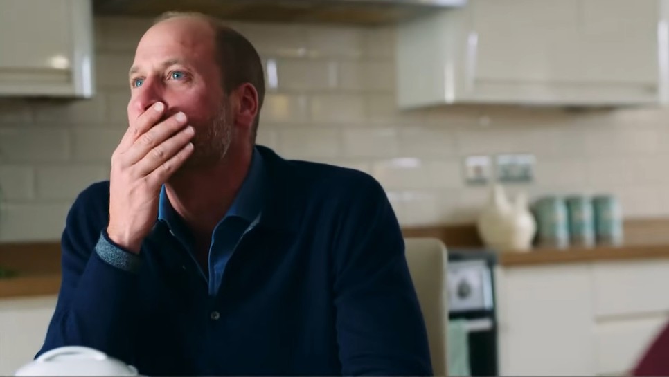 Vilmos herceg a beszélgetés alatt a könnyeivel küszködik