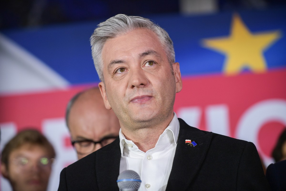 Warszawa, 09.06.2024. Wybory do Parlamentu Europejskiego 2024. Współprzewodniczący Nowej Lewicy Robert Biedroń w sztabie wyborczym Lewicy w Warszawie, 9 bm. Zakończyły się wybory do Parlamentu Europejskiego. (sko) PAP/Marcin Obara