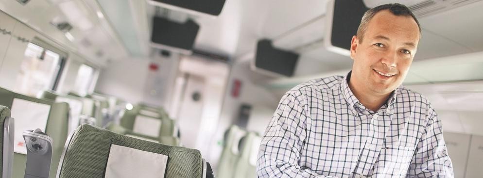 Chętnych do ogrzania się w blasku Pendolino było wielu i równie wielu się poparzyło. Superpociągów nie „dowiózł” do inauguracji prezes PKP Intercity Janusz Malinowski, którego w styczniu w niejasnych okolicznościach odwołano. Ten kolejarz z krwi i kości był twarzą wartego 7 mld zł programu wymiany taboru, w tym kupna Pendolino. Na miejsce Malinowskiego wskoczył jego zastępca Marcin Celejewski. To były szef sprzedaży w Qatar Airways, który potraktował projekt Pendolino bardzo ambicjonalnie, choć w głębi duszy od przedziału PKP bardziej ceni sobie kabinę odrzutowca. Karuzela personalna cały czas się kręci, bo to gra o wysoką stawkę. W związku z ostatnim blamażem biletowym z pokładu zepchnięty został Paweł Hordyński, bliski współpracownik Celejewskiego w zarządzie spółki. W PKP napięcie jest ogromne, bo w dużej mierze od inauguracji Pendolino zależy ocena dwóch lat prezesa Grupy Jakuba Karnowskiego (jeśli projekt się posypie, mało kto będzie pamiętał o udanym debiucie giełdowym PKP Cargo). Media mogą też zacząć próbować rozliczać Marię Wasiak, która, zanim zasiadła w ławach rządowych, nadzorowała projekt Pendolino jako członek zarządu PKP i szef rady nadzorczej PKP Intercity. Na zdj. Marcin Celejewski_Fot. mat. prasowe