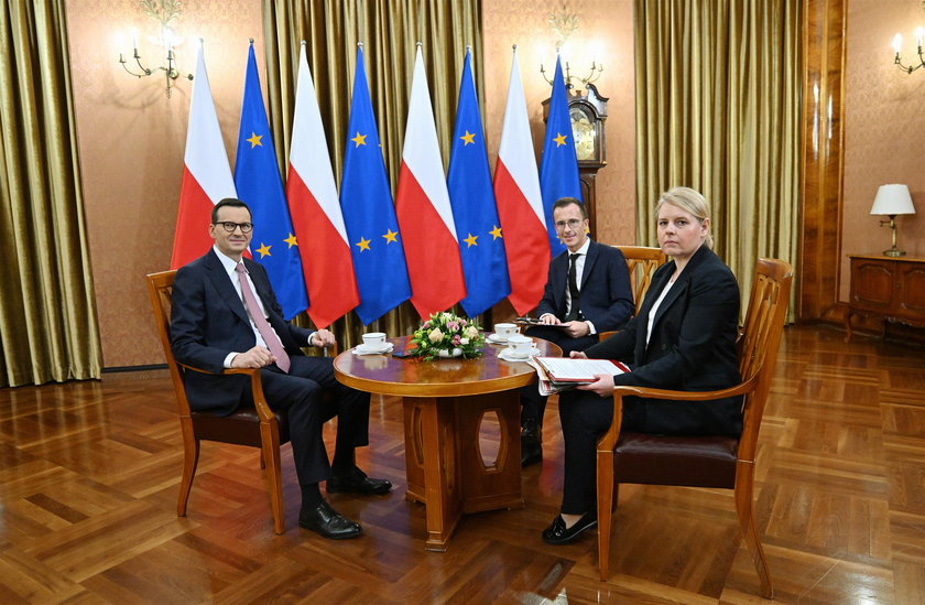Premier Mateusz Morawiecki spotkał się z redaktorem naczelnym "Faktu" Michałem Wodzińskim i szefową działu Prawo Pieniądze Porady Justyną Łukawską.