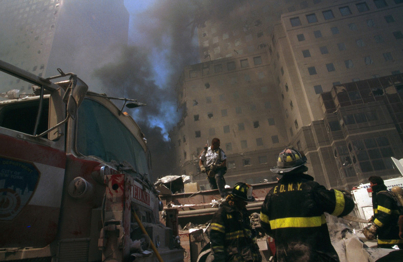 Porwany przez Al-Kaidę samolot American Airlines Flight 11 uderzył w budynek, trafiając między 93. a 99. piętro wieżowca.