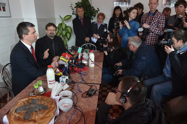 Minister finansów Mateusz Szczurek w barze mlecznym 'Bieńczyce' w Krakowie