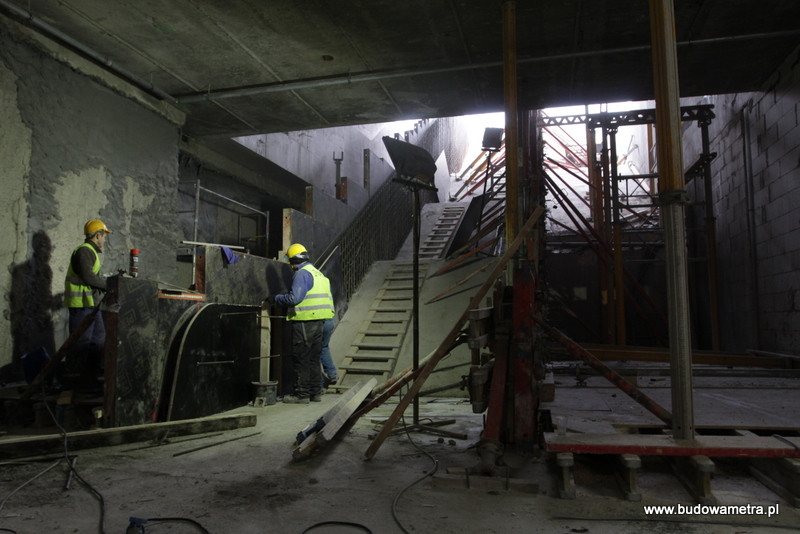 Montują ruchome schody na stacjach II linii metra