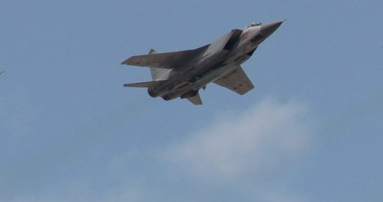 MiG-31K z pociskiem Kindżał. Samolot ten jest jedynym nosicielem hipersonicznego Kindżału w Siłach Zbrojnych Federacji Rosyjskiej.