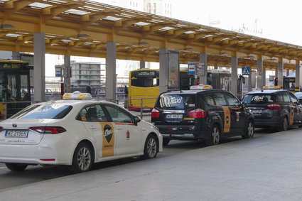 Kierowcy masowo zgłaszają się po licencje taxi. Kolejka od 1. w nocy