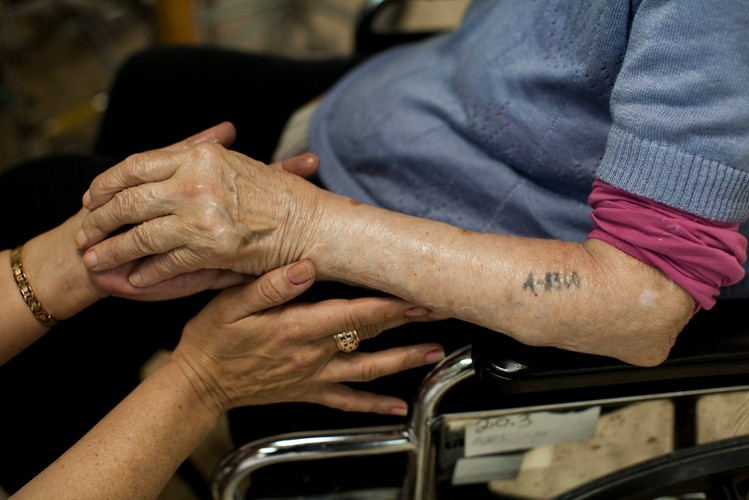 Nachshon przeżyła pobyt w obozie Auschwitz-Birkenau.