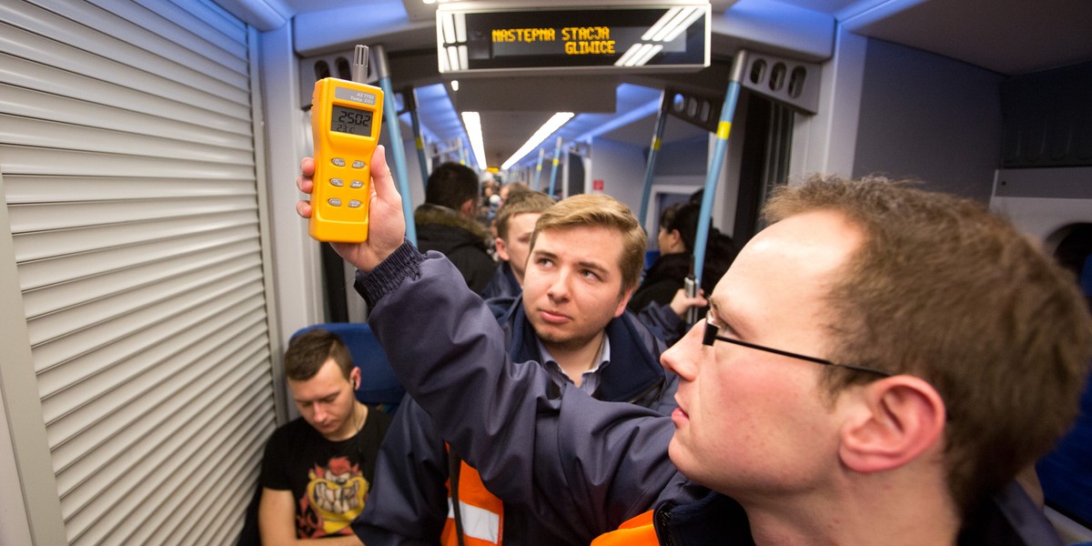 Kontrola pociągów Kolei Sląskich przez Urząd Transportu Kolejowego.