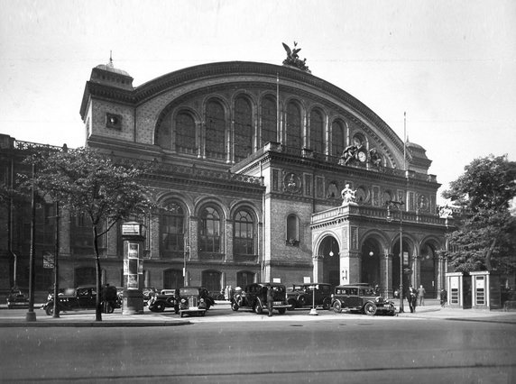 Dworzec w latach 30. Fot. Sludge G, CC BY-SA 2.0, via Wikimedia Commons