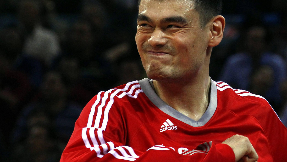Chiński center Yao Ming rozegrał 19 minut w meczu Houston Rockets przeciwko New Jersey Nets, rozegranym w...  Pekinie. Występ największej gwiazdy chińskiej koszykówki oklaskiwało aż 17 tysięcy widzów - informuje "USA Today".