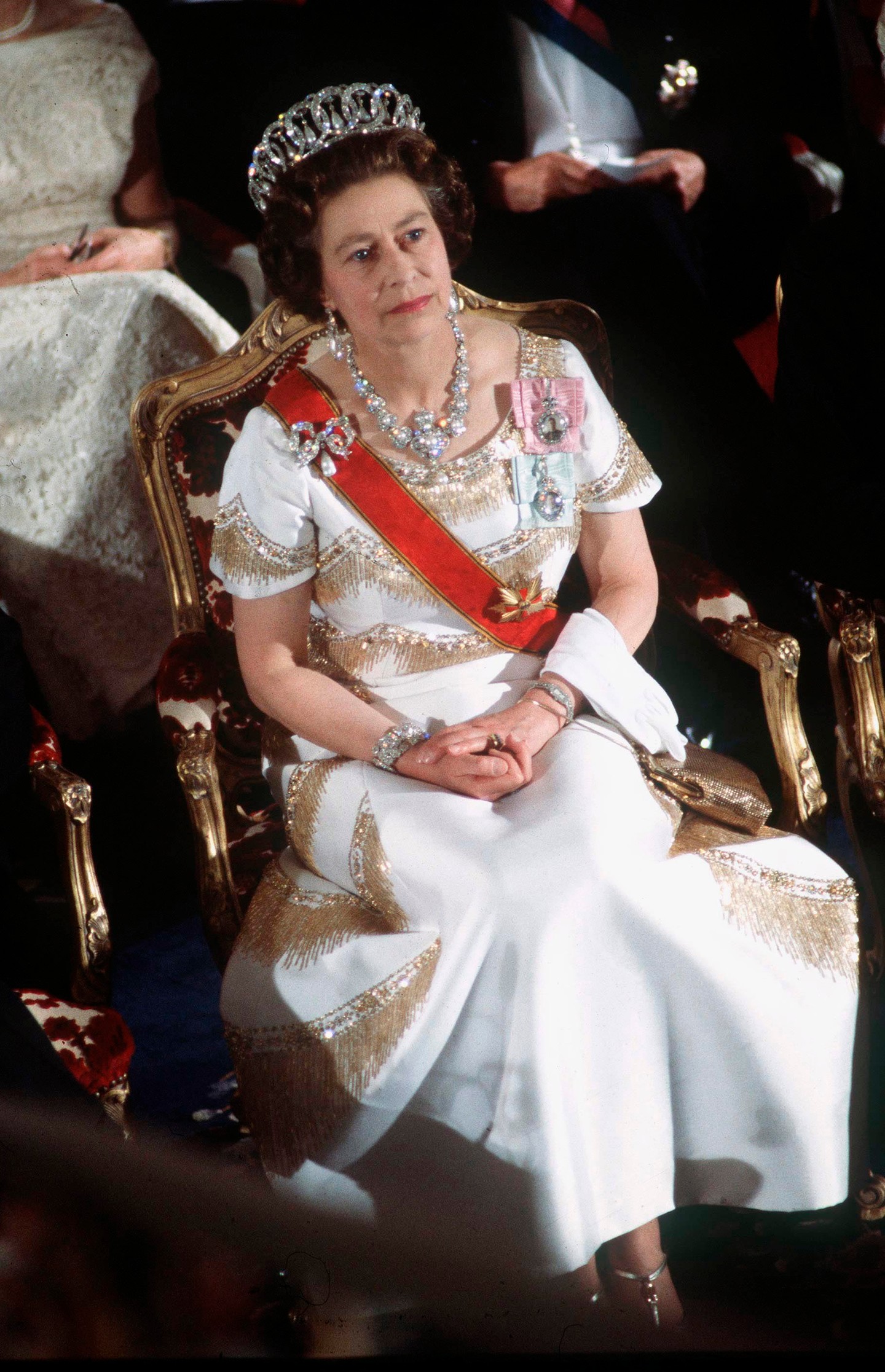 Ez már egy drágább tiara, amely a The Grand Duchess Vladimir Tiara névre hallgat. Ezt a darabot Mária királyné vásárolta még 2021-ben, 2024-ben ez 460 000 dollárt ér. 