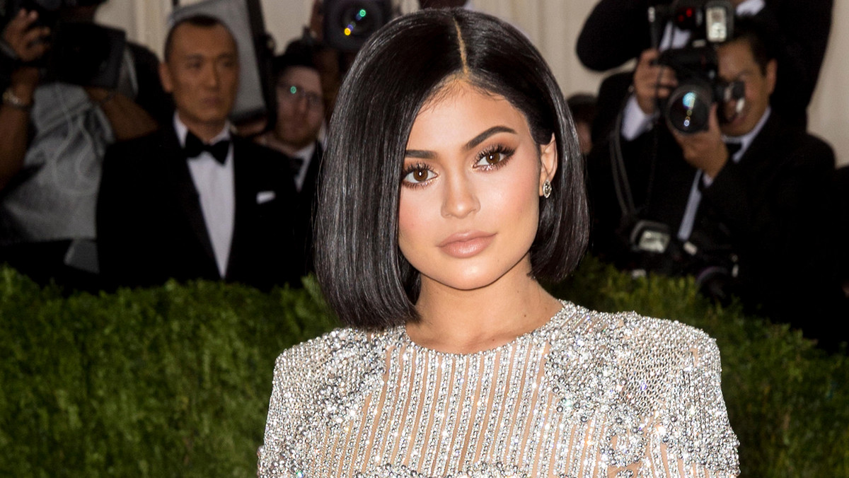 Kylie Jenner rzadko kiedy pokazuje się bez makijażu. Mocno podkreślone oczy są jej znakiem rozpoznawczym. Młoda celebrytka nakłada na twarz naprawdę dużą ilość kosmetyków. Wygląda świetnie, ale jej image jest daleki od naturalności. Tym razem jednak Kylie nas zaskoczyła i wrzuciła na Instagram zdjęcia, na których nie ma makijażu.