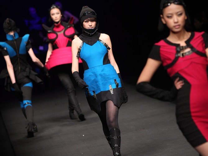 Propozycje projektantów z Chin na Chińskim Tygodniu Mody