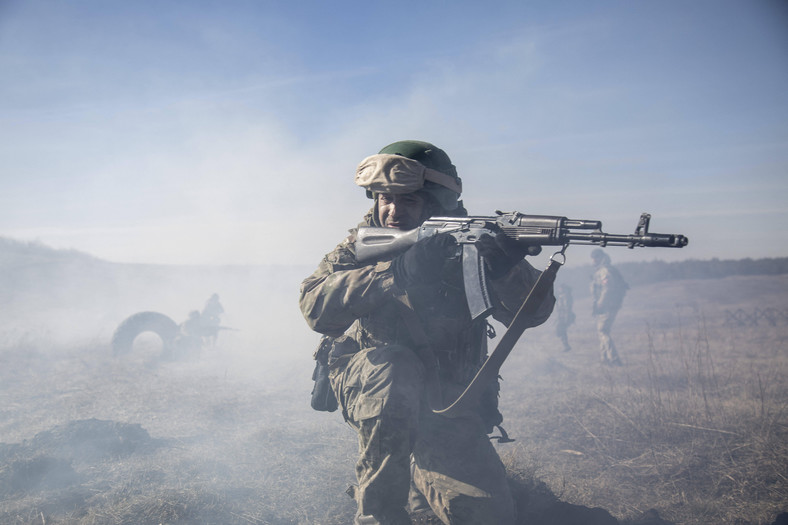 Ukraiński żołnierz podczas szkolenia w Donbasie, obwód doniecki, Ukraina 27 lutego 2024 r.