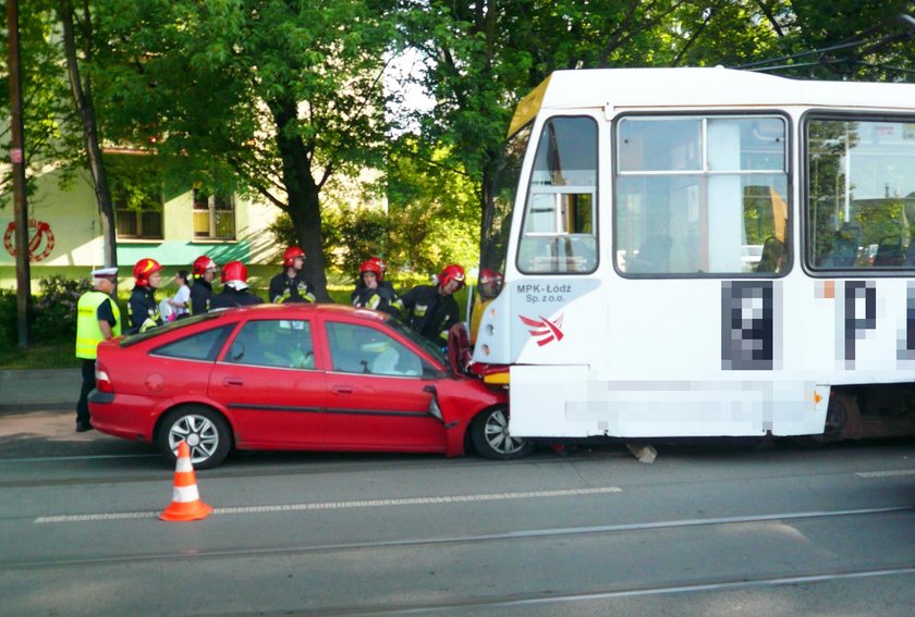 Czołowe zderzenie opla z tramwajem