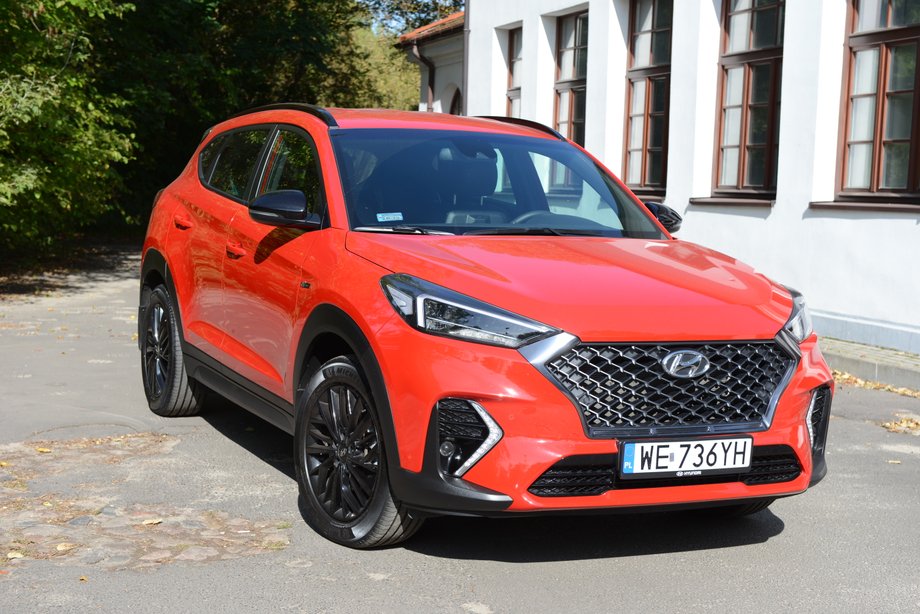 Hyundai Tucson 1.6 GDI z pakietem N-Line ma m.in. lusterka w czarnej obudowie, a także zmieniony grill.