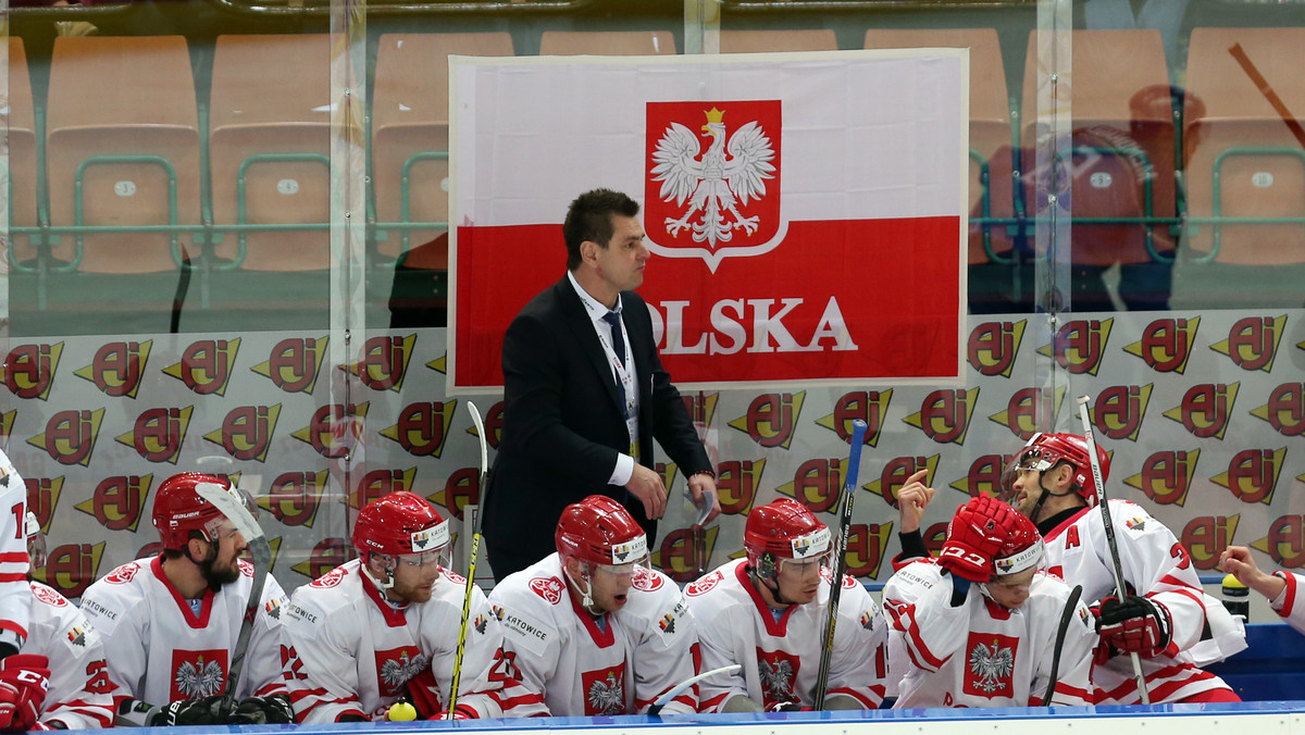 Polska przegrała z Włochami 1:3 w pierwszym meczu turnieju mistrzostw świata Dywizji IA w Katowicach. Na konferencji prasowej w piersi bił się Jacek Płachta. Opiekun polskich hokeistów powiedział nawet, że jego podopieczni zagrali najsłabszy mecz w przeciągu ostatnich dwóch lat.