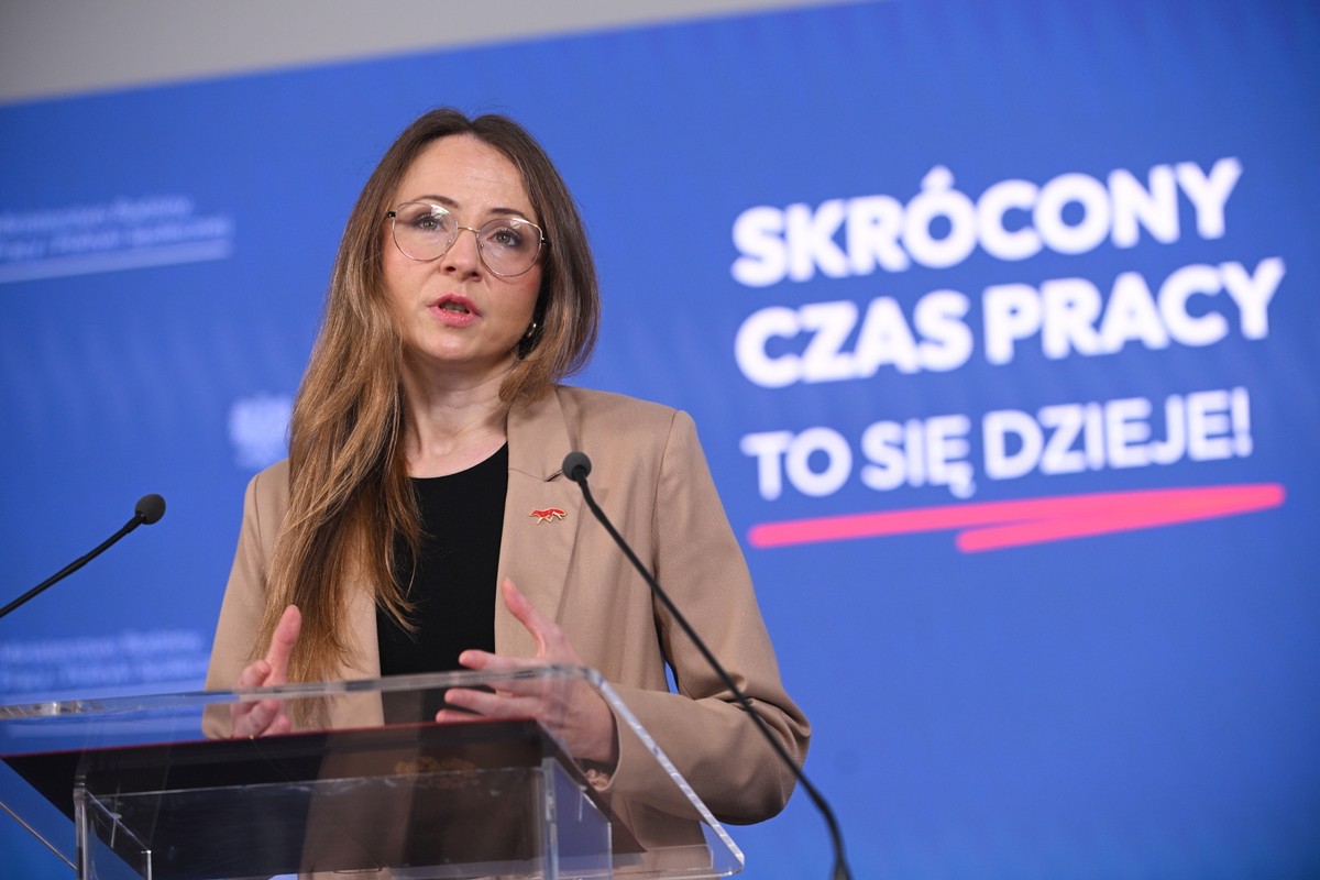 Agnieszka Dziemianowicz-Bąk podczas konferencji dotyczącej skróconego czasu pracy